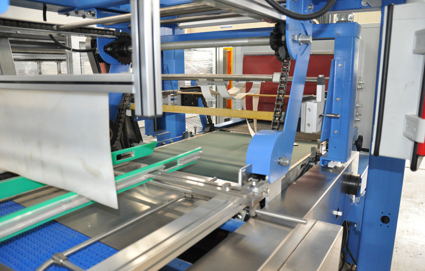 Shrink wrap packaging machine